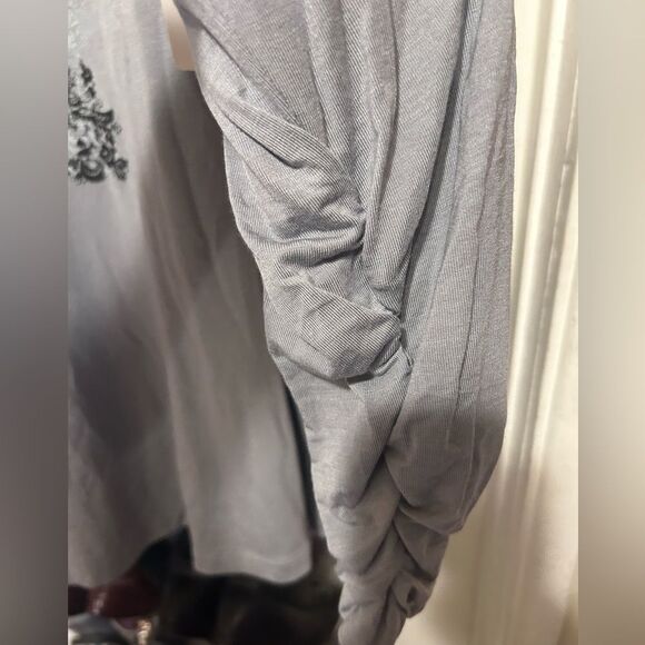 NWT Gray Graphic Blouse with Black Floral Design - Picture 10 of 10